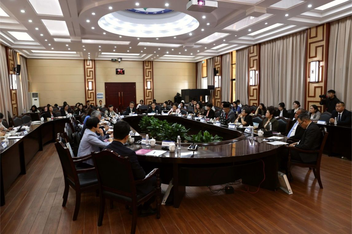 从课堂到同传箱:MTI师生同传助力2025年东南亚国家调查报告研讨会-外国语学院网站